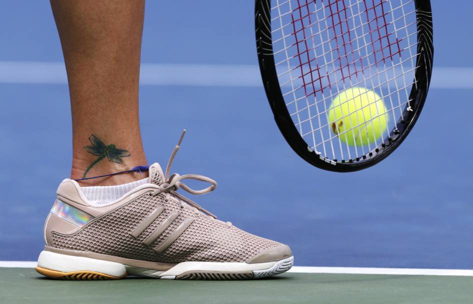 Il tatuaggio di una libellula sulla caviglia sinistra di Flavia Pennetta